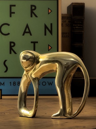 Bronzefigur moderner affe - bronzefigur,