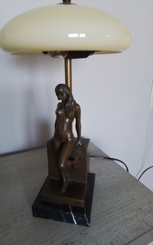 Bronzefigur mit lampe signiert - bronzefigur,