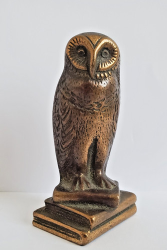 Bronze eule auf - eule, büchern