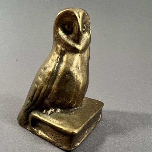 Bronze eule auf buch - bronze,