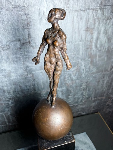 Bronzeskulptur frau auf der - „frau,