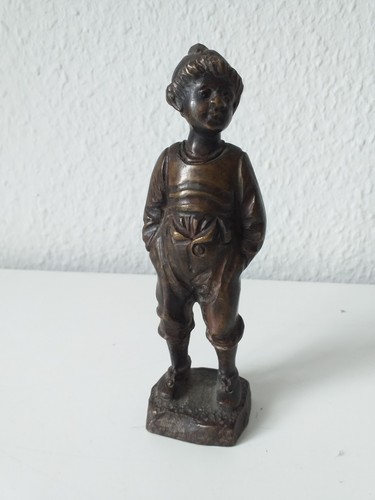 Bronze knabe hände in - knabe, der