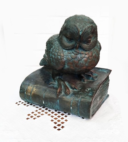 Bronze skulptur eule - auf, buch
